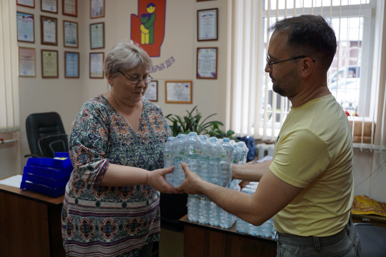 100 бутылок питьевой воды для детей